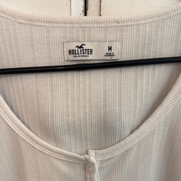 Hollister White Fitted Button Down Crop Top. Size M. Minimalist - Picture 2 of 5